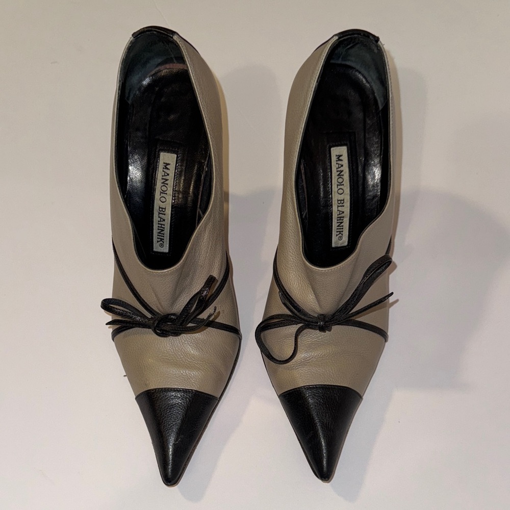 MANOLO BLAHNIK Elegant Gray and Black Cap Toe Heels